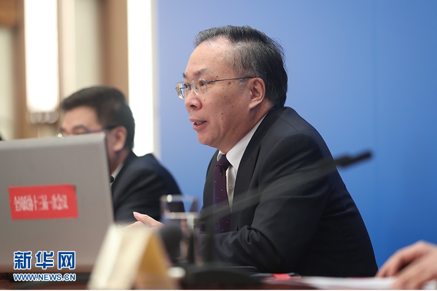 男同被六个男摁住cao到哭