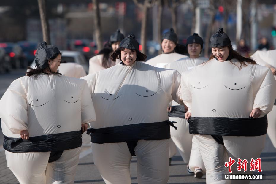 4个黑人玩一个中国女明星
