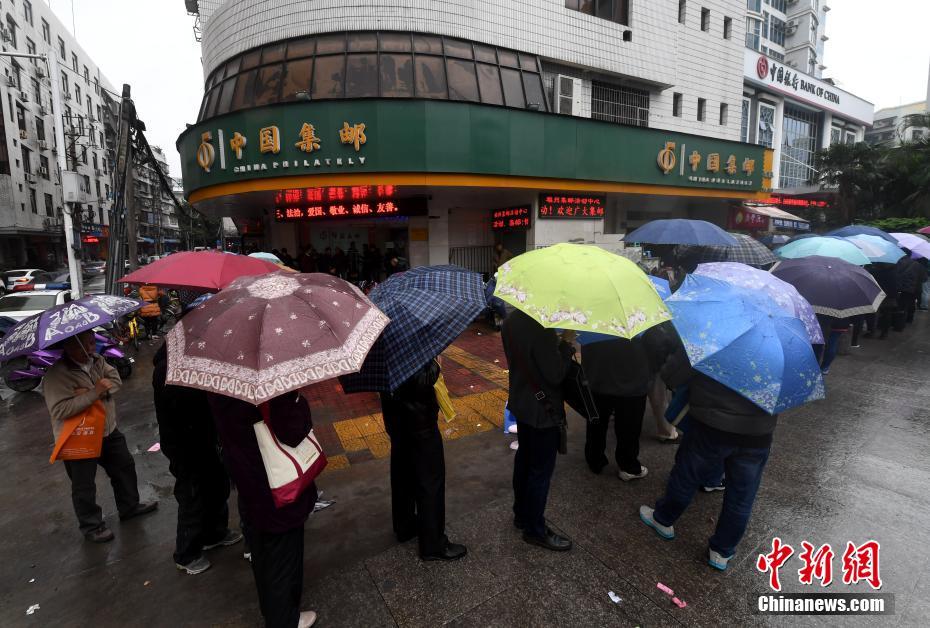 办公室扒开奶罩揉吮奶头A片图片