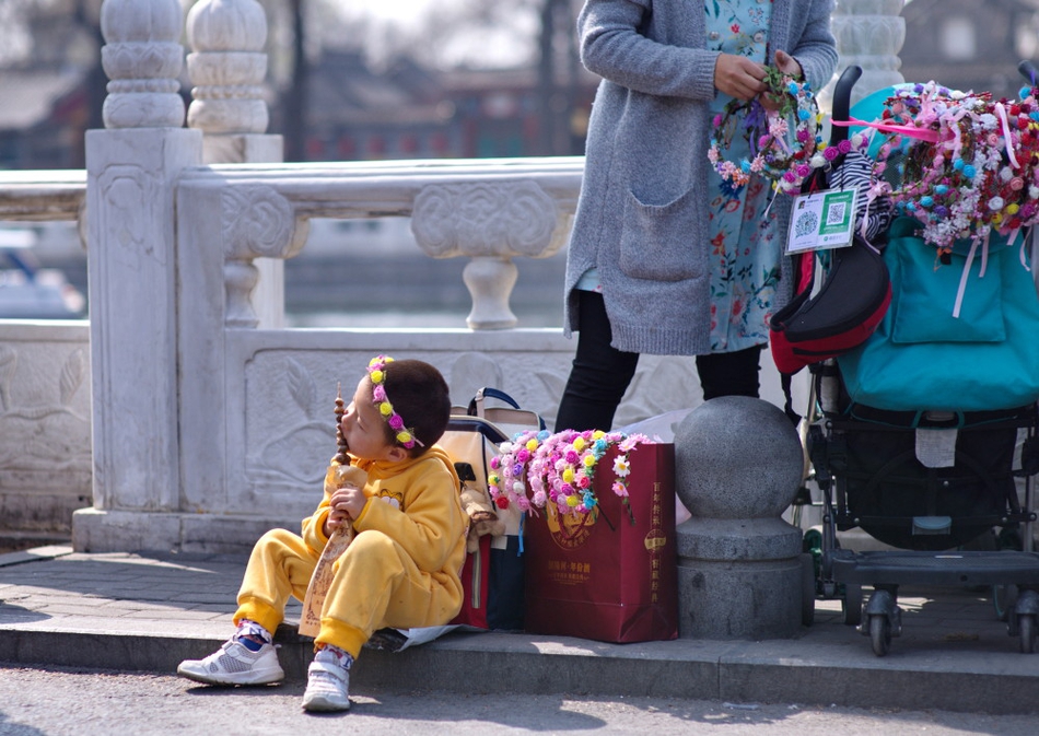 游泳教练在水里含我奶