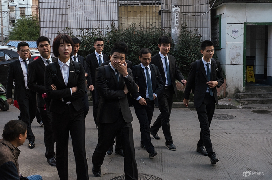 男人的 伸到 里30分钟