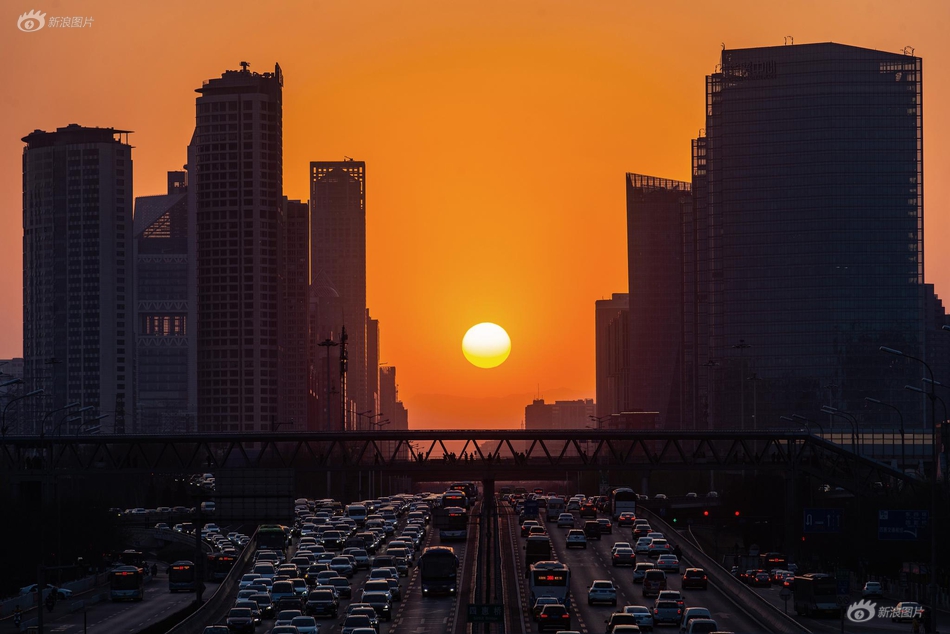 《家门口的日月奇观——长街悬日》拍摄时间：2019年3月24日 拍摄地点：北京朝阳区四惠桥