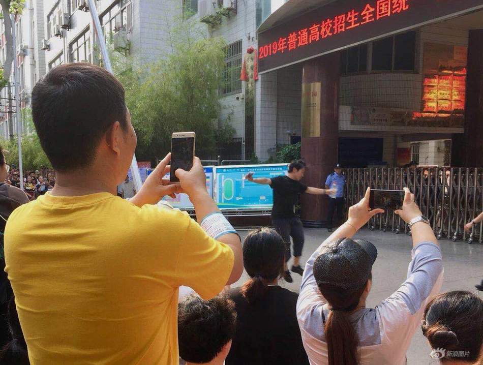被男人吃奶跟添高潮了60分钟