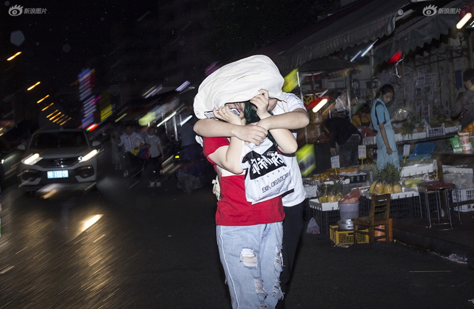 美女扒开尿口给男人桶