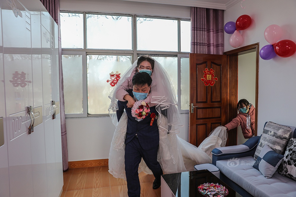 两男吸乳一女奶的社会特征