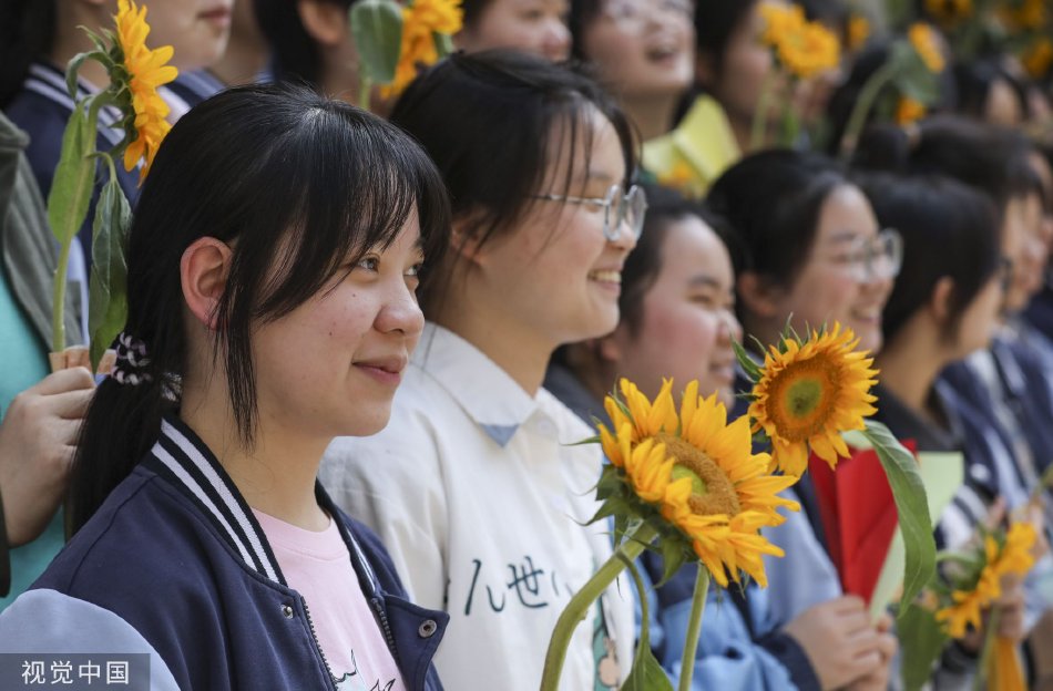 女人叉开腿让男人捅