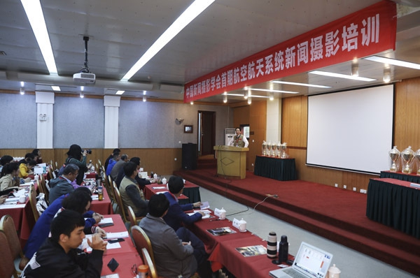一小孩和妈妈摘萝卜不盖被子(黄)