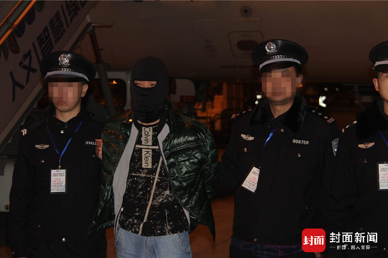 白丝JK裸体被 出水