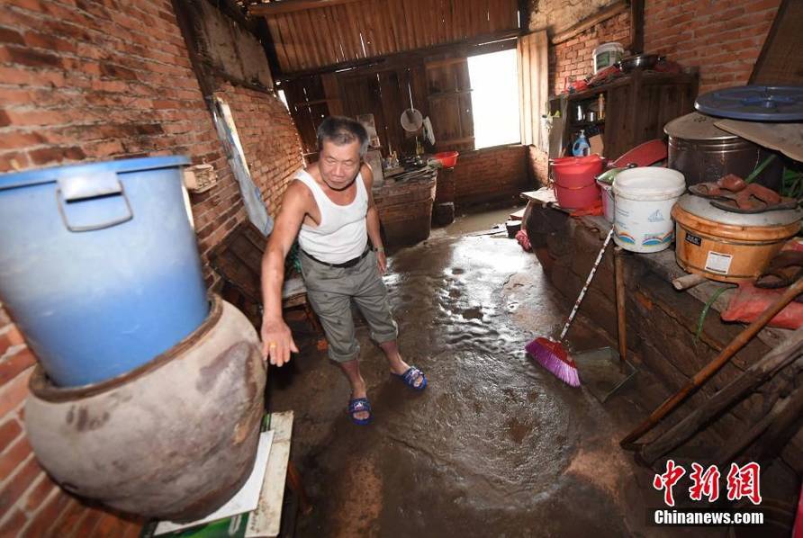 暴雨袭击福建漳浦 汽车被淹