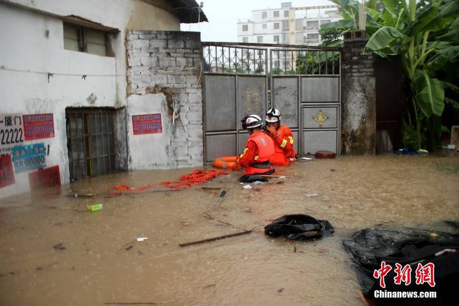 暴雨袭击福建漳浦 汽车被淹