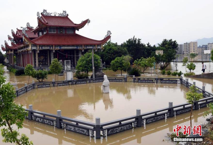 暴雨袭击福建漳浦 汽车被淹