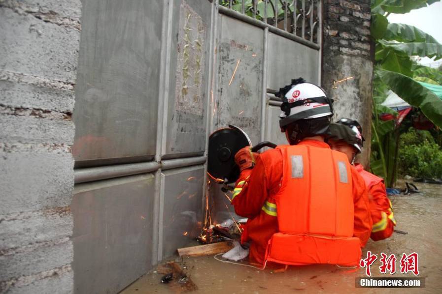 暴雨袭击福建漳浦 汽车被淹