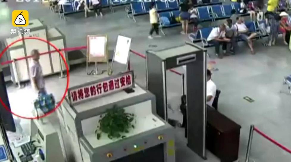 变态撕开内衣 吸奶头蒙眼