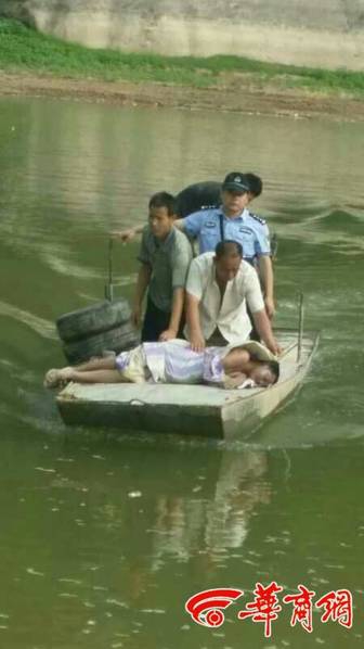 一小孩和妈妈摘萝卜不盖被子(黄)
