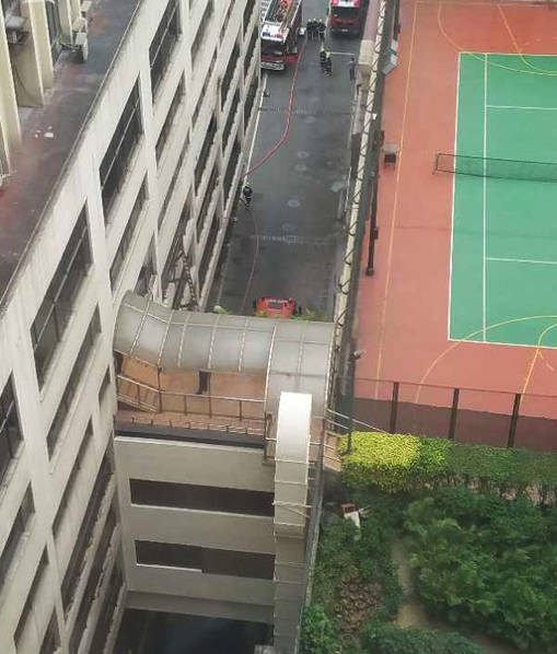 女主把尿口扒开让男主钻进去