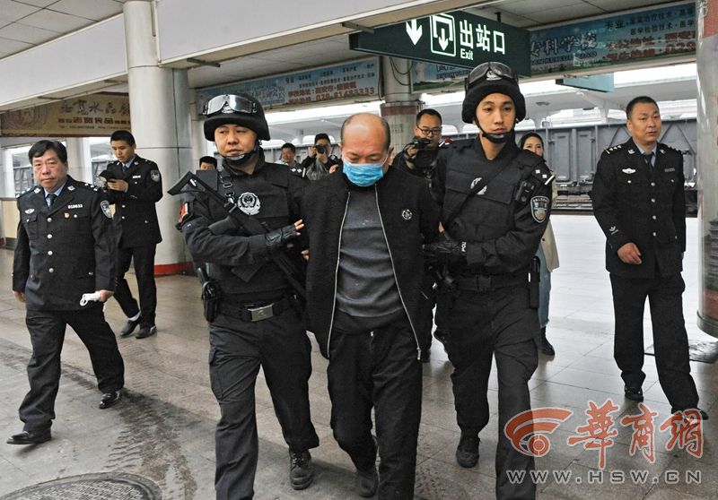 两男吸乳一女奶动态图
