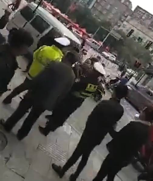 不知火舞和3孩公园h无遮挡