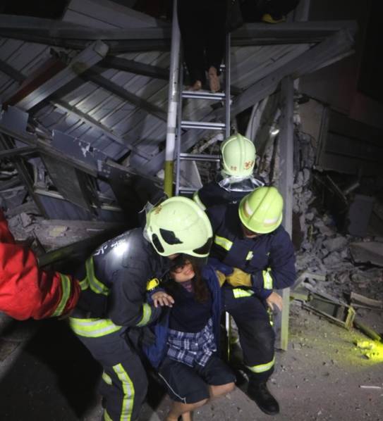 给岳M洗澡不小心进去了视频