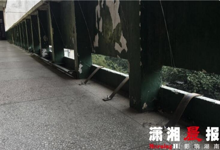 公交车上扒开嫩J挺进去视频