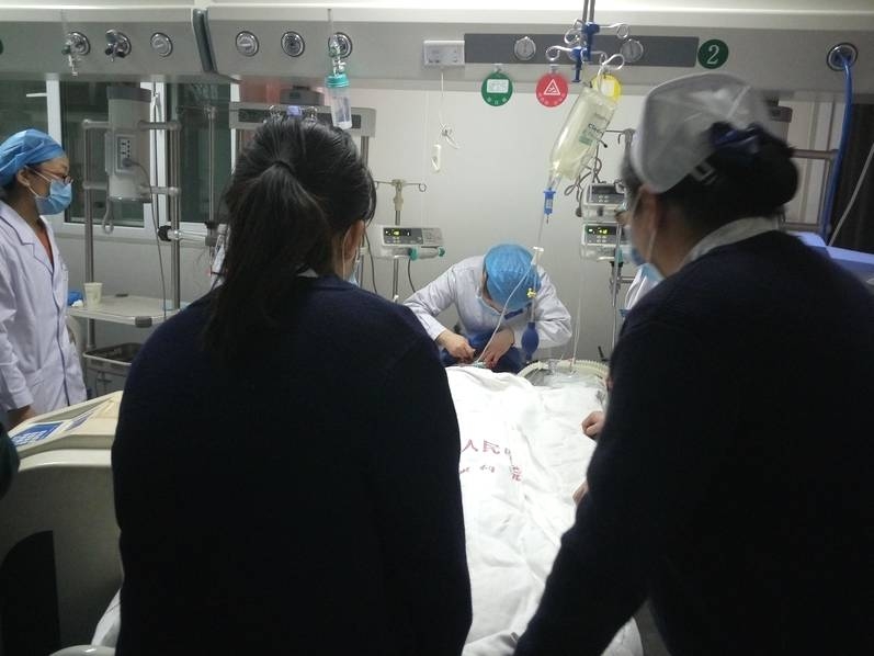 被十几根触手扒开腿猛戳动漫