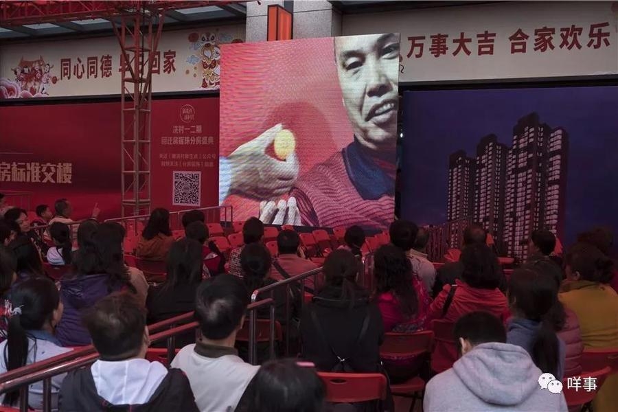 女生扒开尿口让男生桶