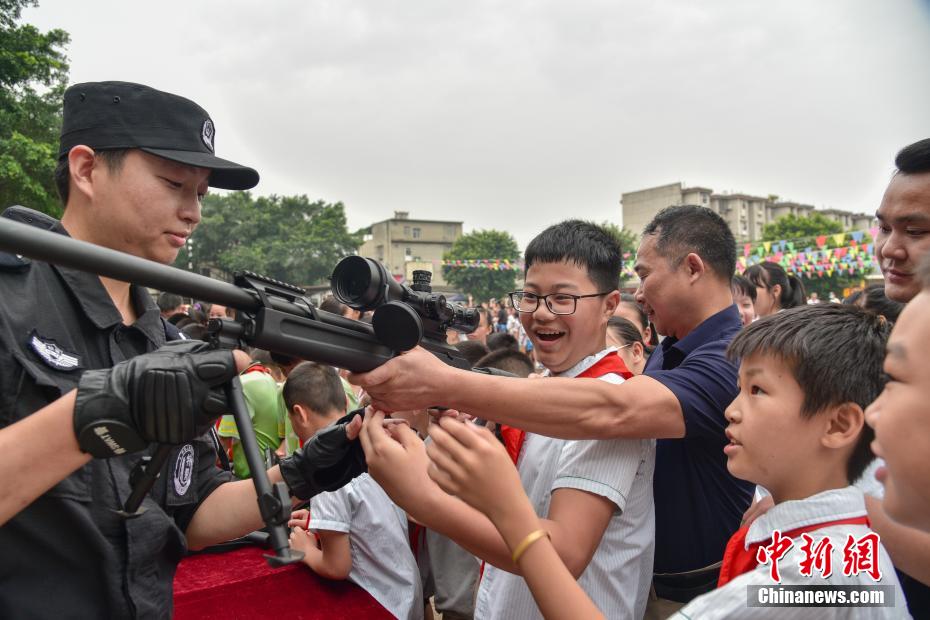 男同桌含着我的奶边摸边做动漫
