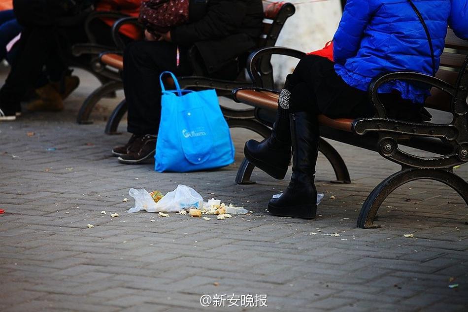 露屁股