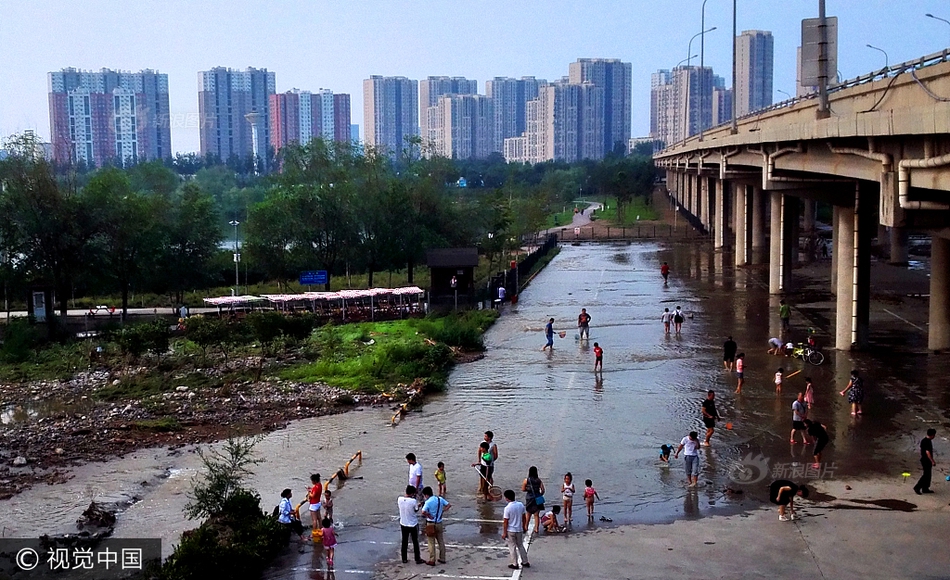 北京暴雨过后 莲石湖畔市民捉鱼忙