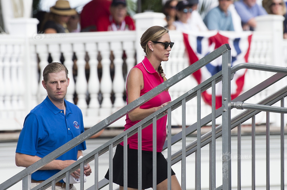 特朗普出席女子高尔夫公开赛 引发在场民众轰动