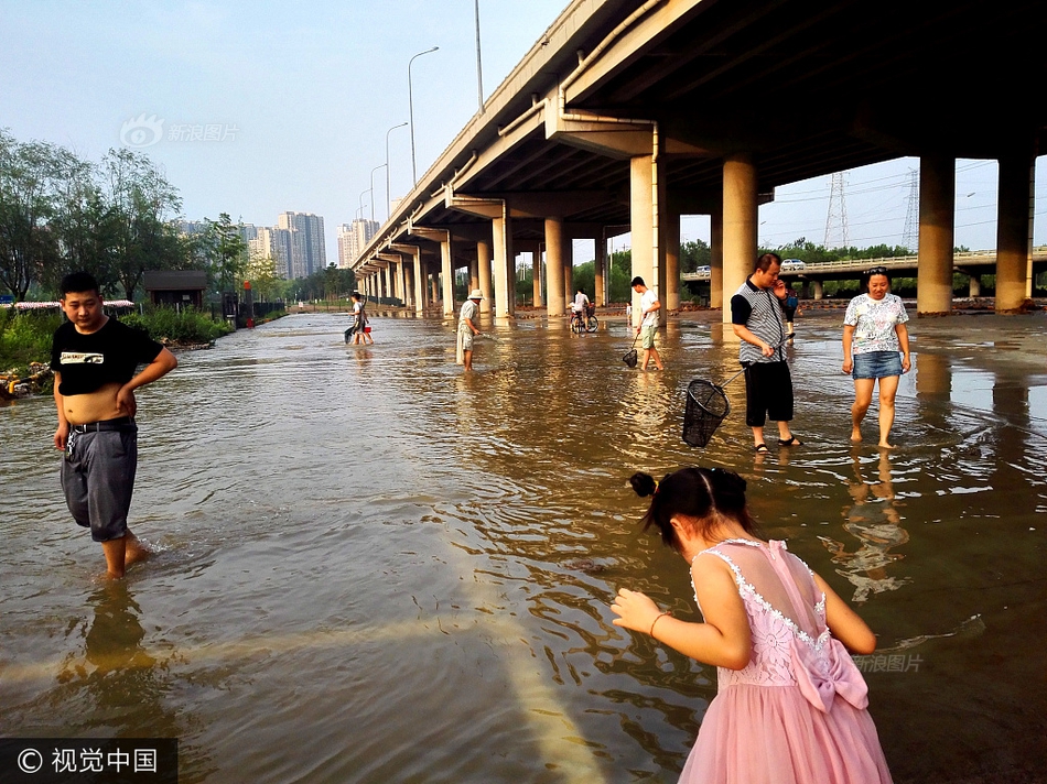 北京暴雨过后 莲石湖畔市民捉鱼忙