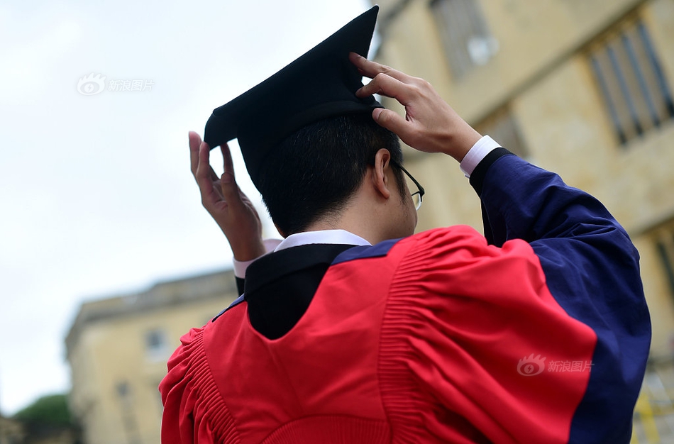 英国牛津大学毕业生拍毕业照满屏学霸风