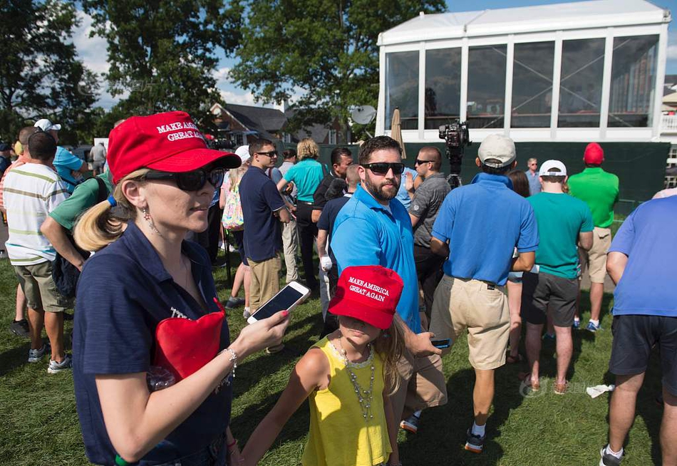 特朗普出席女子高尔夫公开赛 引发在场民众轰动