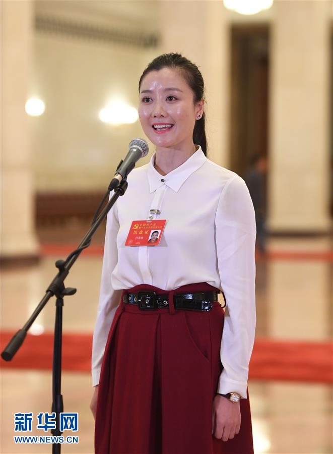 两个女人摸胸