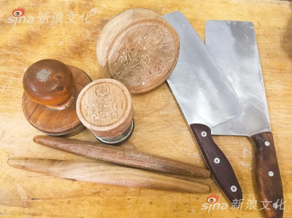 小妍被强扒内裤被男人桶动漫