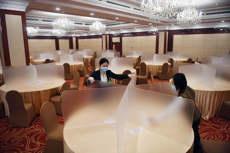 女仆扒开 跪着让客人挠痒痒
