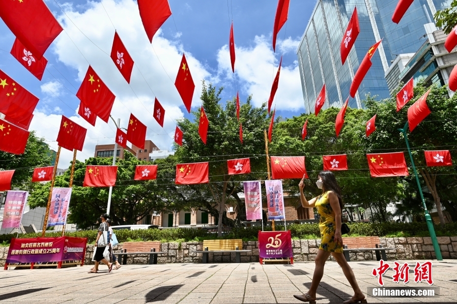 白丝美女被啪到深夜娇喘不过气来