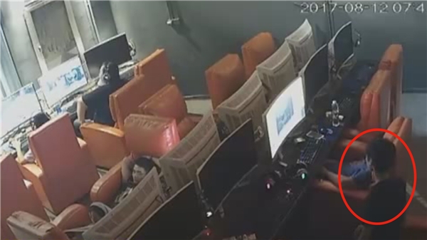 女主播把尿囗扒开给粉丝看