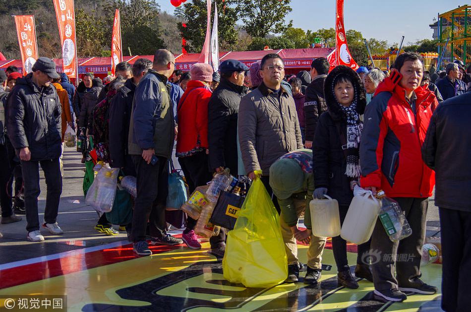 土超劲旅大巴遭遇车祸捷克国脚离世 前鲁能外援受伤