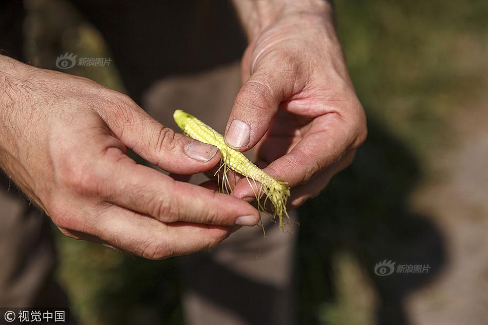 郭碧婷穿长裙扎麻花辫满脸幸福