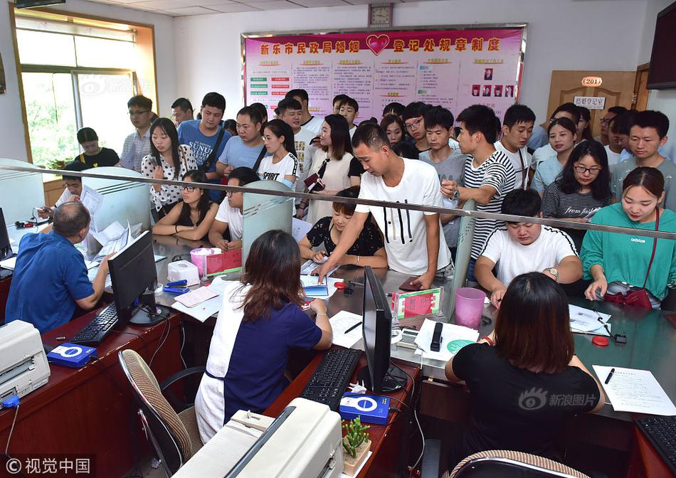 公交车上拨开奶罩揉吮奶