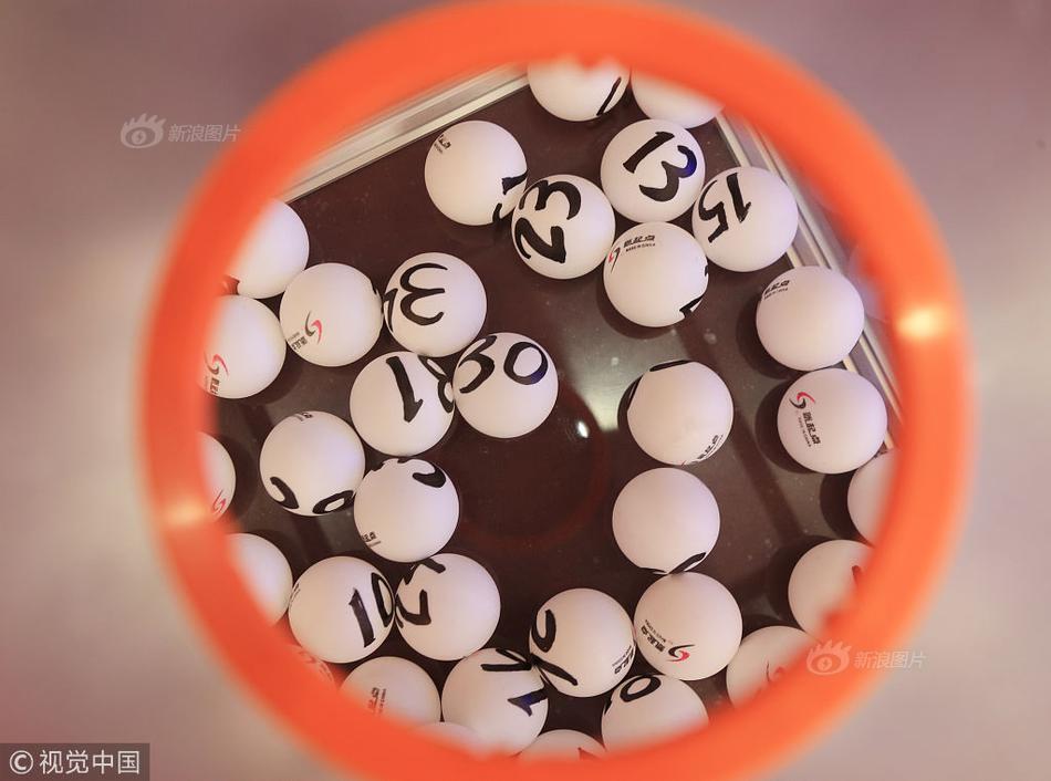 《老师脱了内裤摸爆乳动漫》