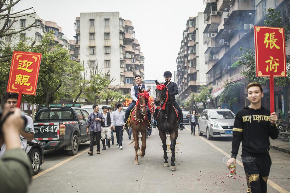 阿离享受腿被抬开被c的图片