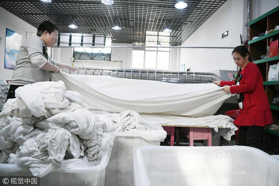 变成隐身人在学校做像素游戏