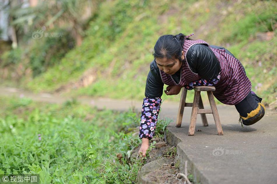掀起小裙子扒下内裤打屁股