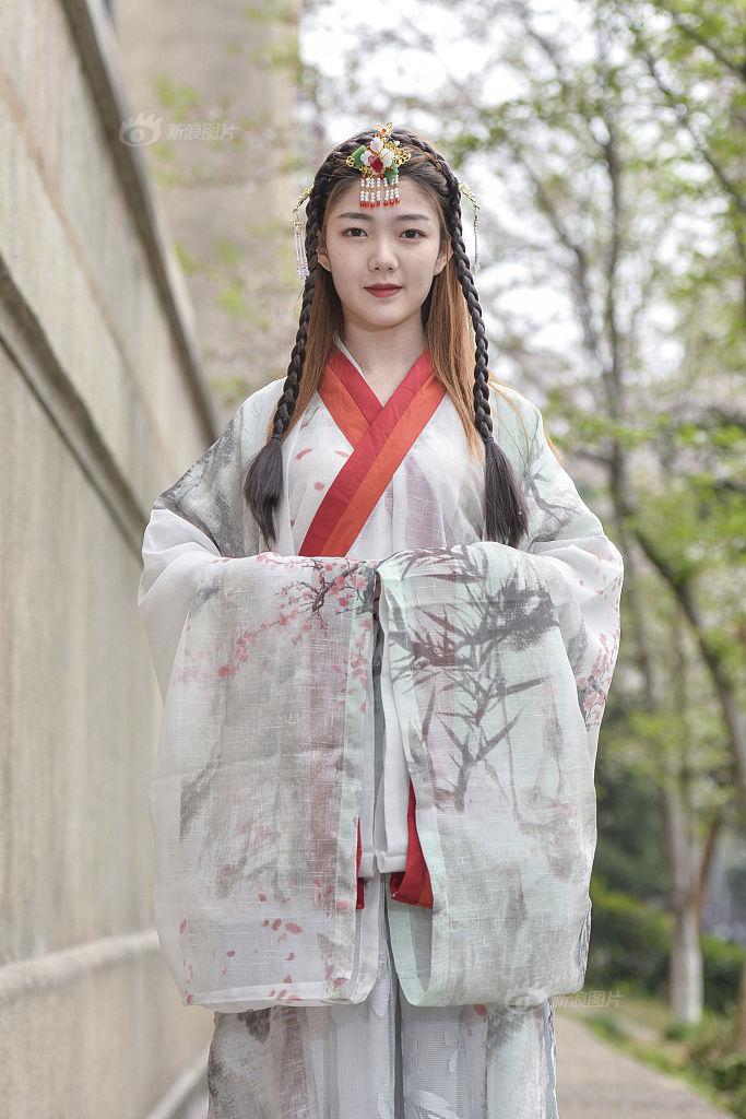 女生扒开尿口让男人捅