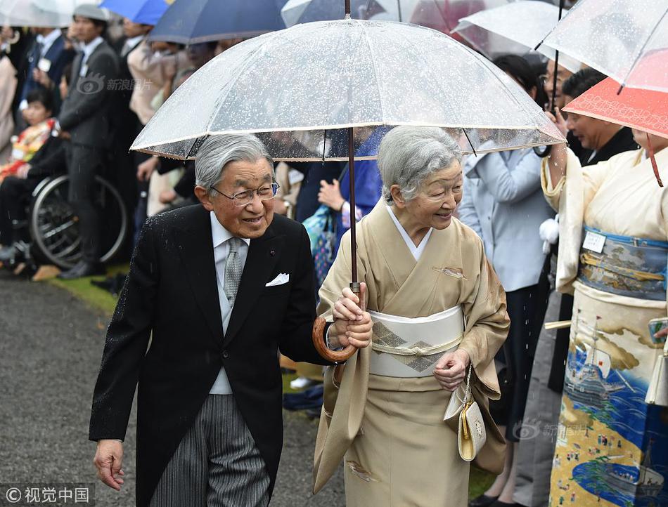 朝鲜天气预报节目换风格，主持人起身生动解说