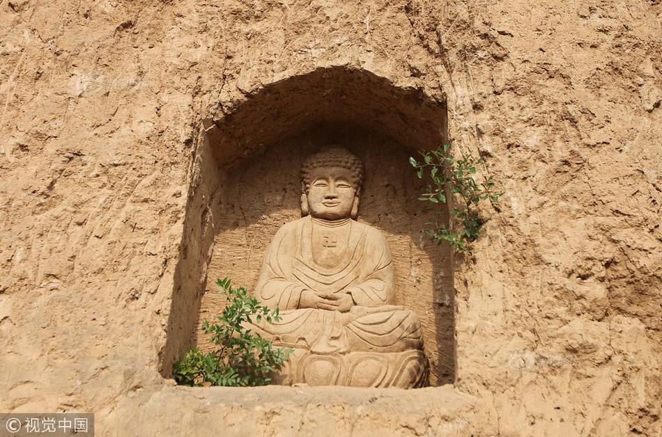 他趴在我两腿中间吸我
