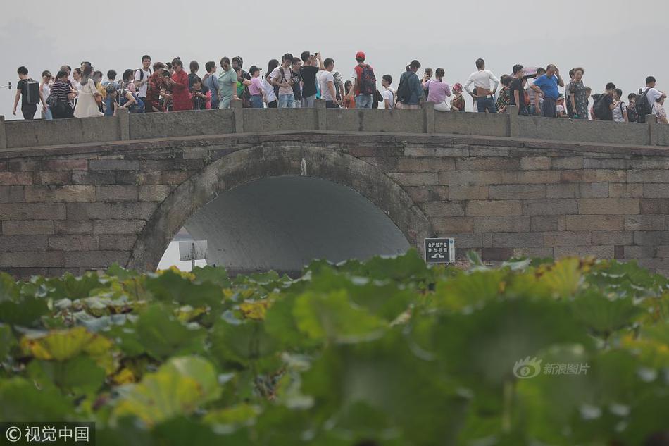 郑钦文风趣回应近期紧凑行程：不想上班的时候也得上