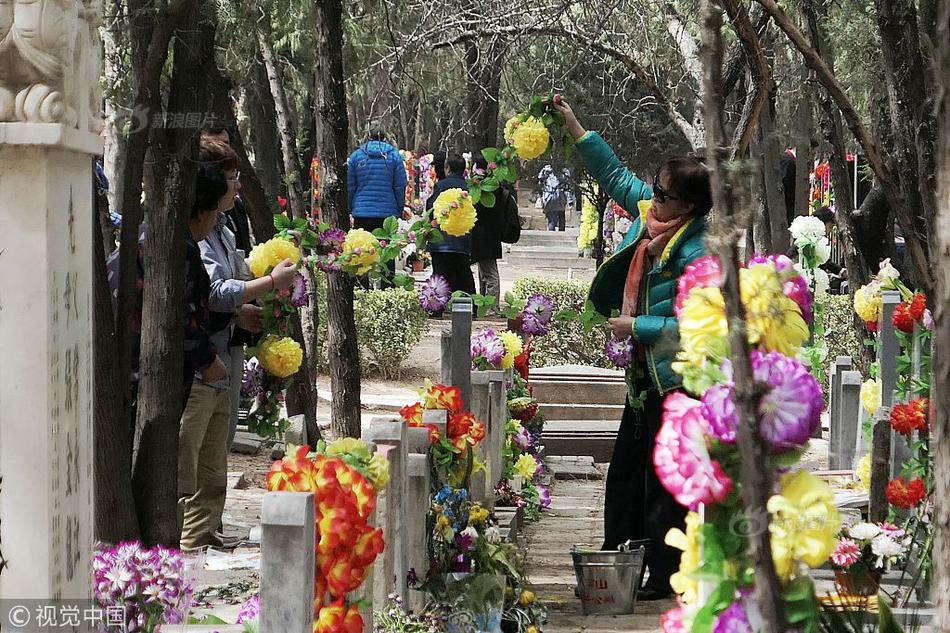 何炅与汪涵一同庆祝生日 杨乐乐：彼此要珍惜啊