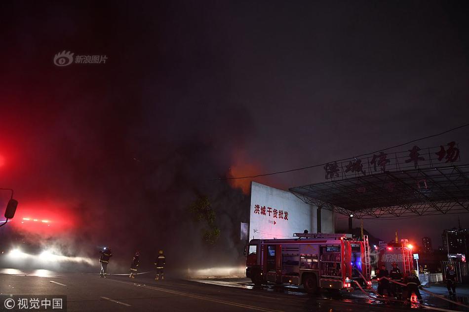 78岁戏骨秦沛近照曝光，独自吃海底捞不会点餐，路人帮助他点餐！